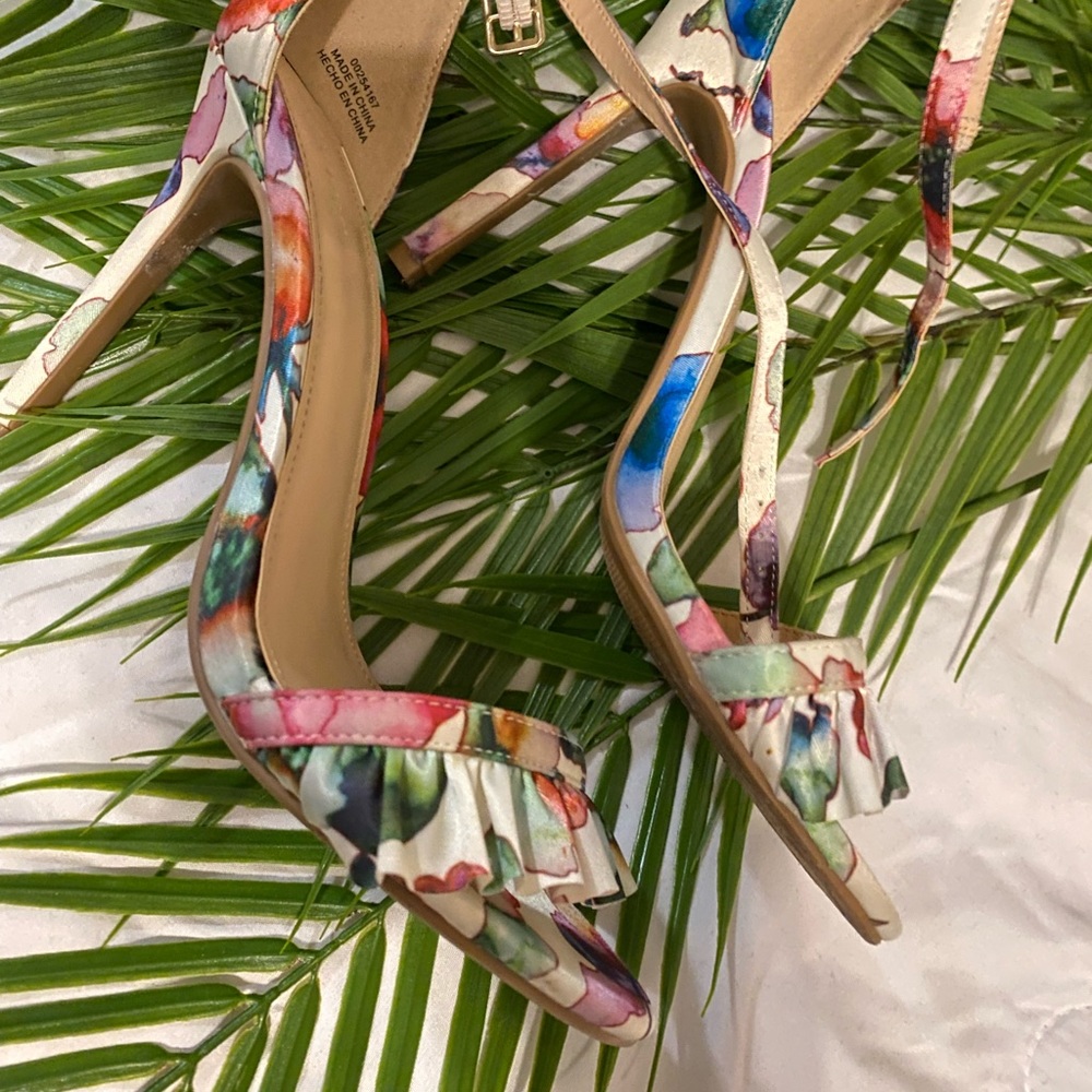 Forever 21 Pattern Ruffled Heeled Sandals - Picture 3 of 3